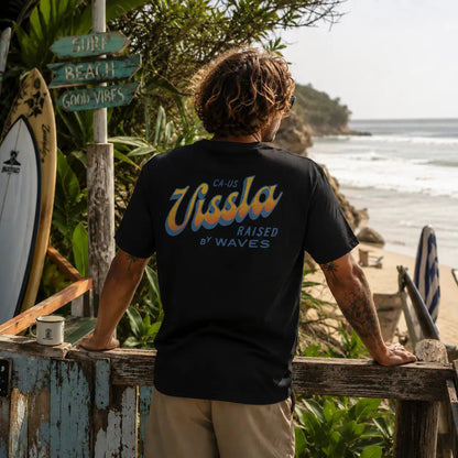 homme portant t-shirt vissla sunset shadow vue de dos regardant la mer